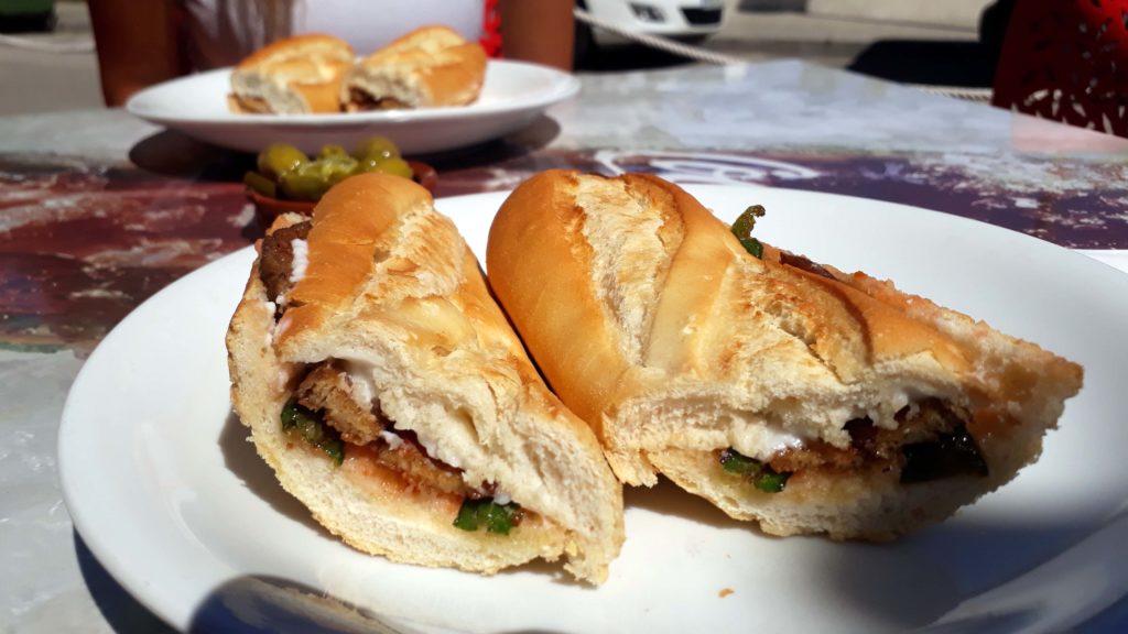 Veganes Pa amb oli im Güep Cafe in Port d'Alcúdia, Mallorca