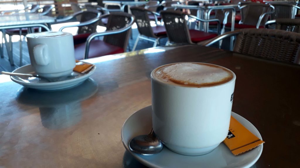 Sojamilch bekommt man in Spanien zum Glück fast überall, hier zum Beispiel in der Cafeteria des Castell de Bellver in Palma