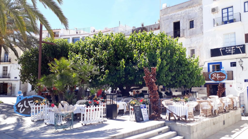 In Ibiza-Stadt gibt es zahlreiche gemütliche Cafés und Bars