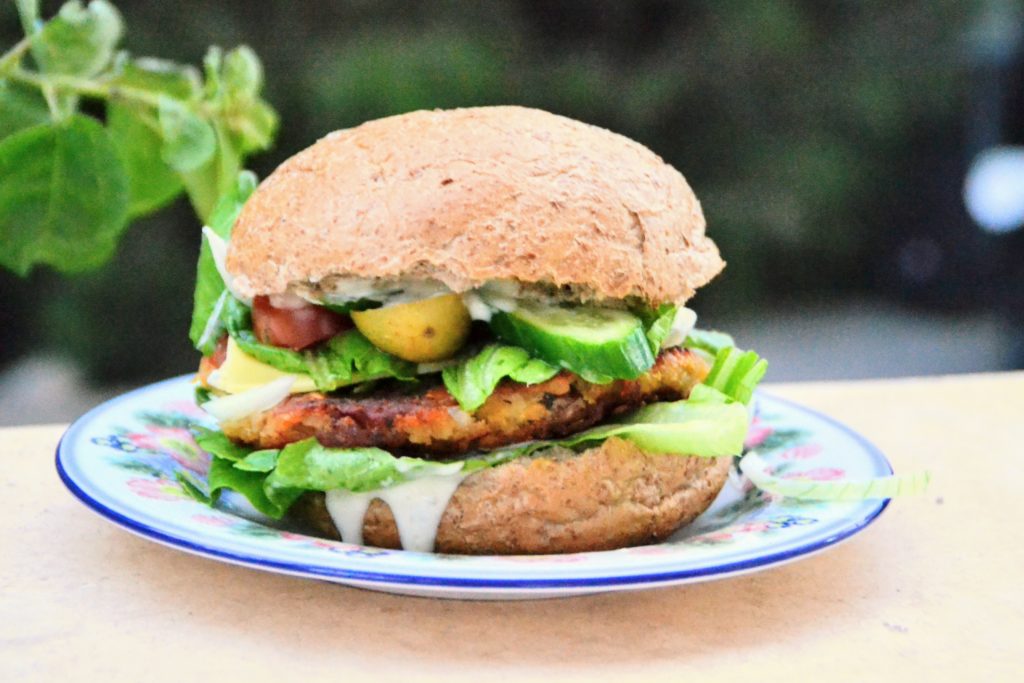 Selbstgemachter Burger mit dem veganen Käse aus dem zyprischen Supermarkt