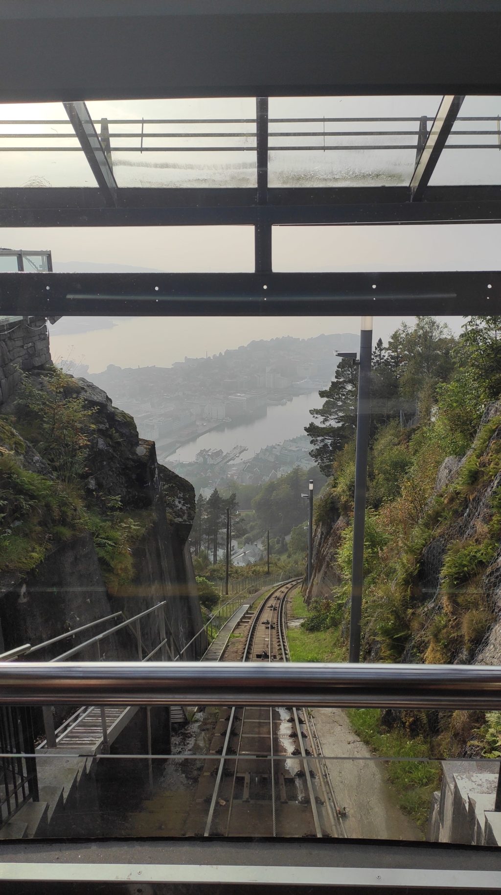 Ausblick aus der Standseilbahn Fløibanen auf dem Fløyberg in Bergen: Bei klarem Wetter sicher noch etwas beeindruckender
