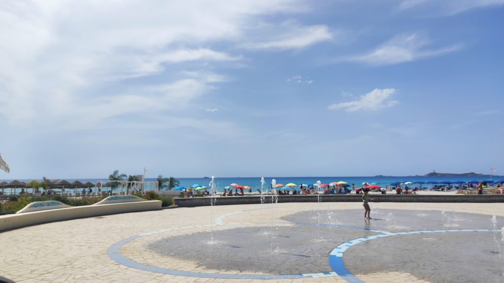Der Strand Spiaggia di Simius in der Nähe von Villasimius auf Sardinien ist gut besucht