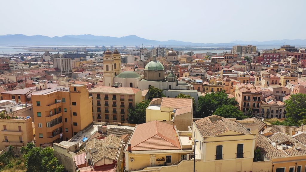Blick über Sardiniens Hauptstadt Cagliari von der Bastione di Saint Remy