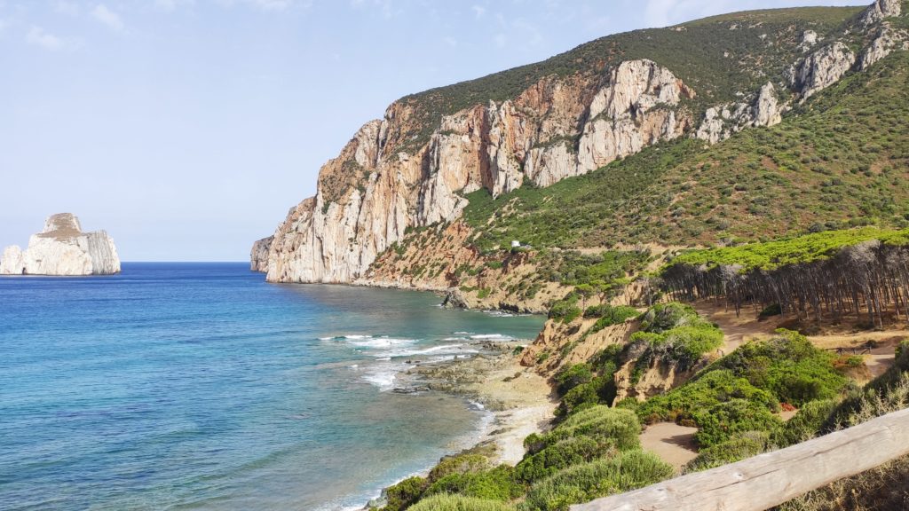 Weg zum Eingang des Bergwerkes von Porto Flavia auf Sardinien