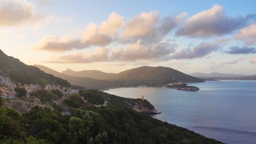 Blick auf den wunderschönen Regionalen Naturpark Porto Conte kurz vor Sonnenuntergang