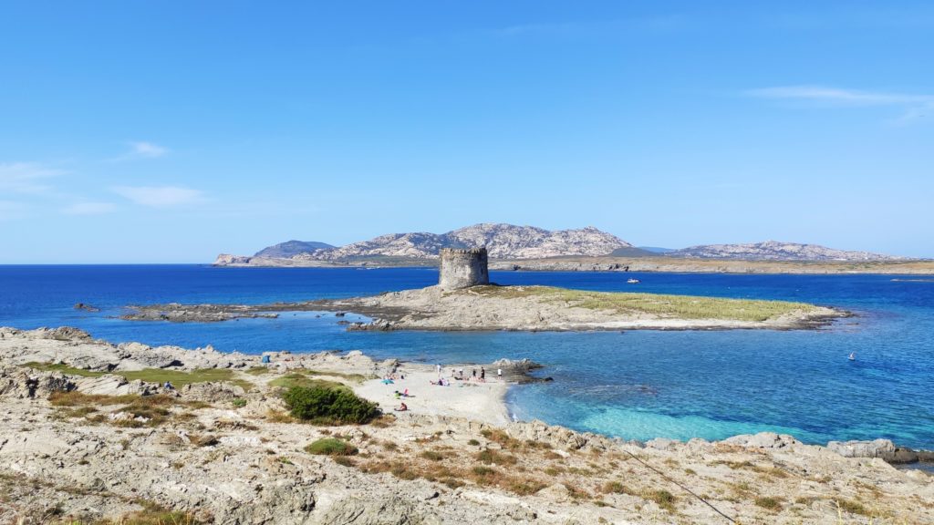 Der Wachturm am Strand von La Pelosa auf Sardinien ist ein beliebtes Fotomotiv