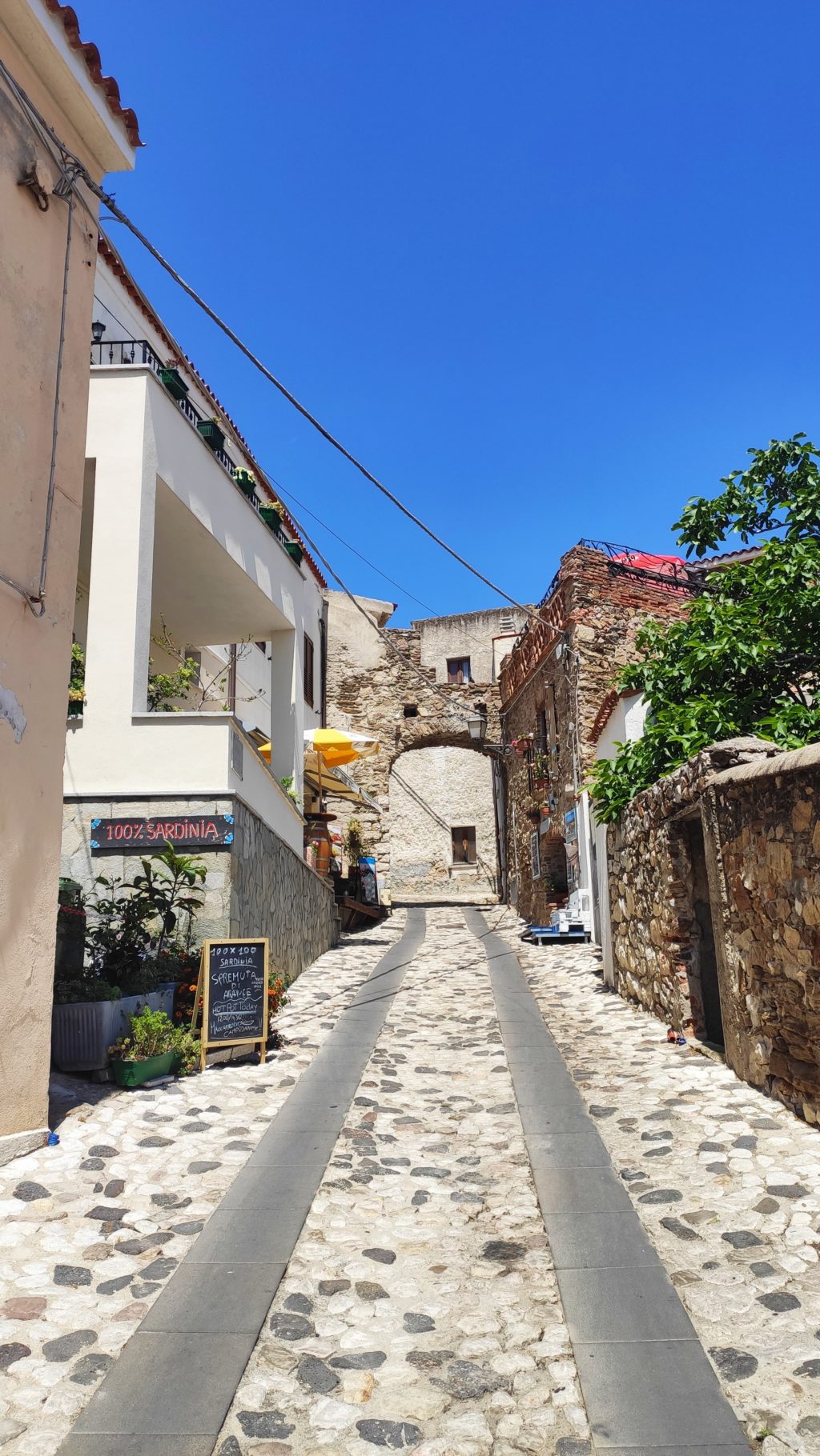 Straße in Posada auf Sardinien