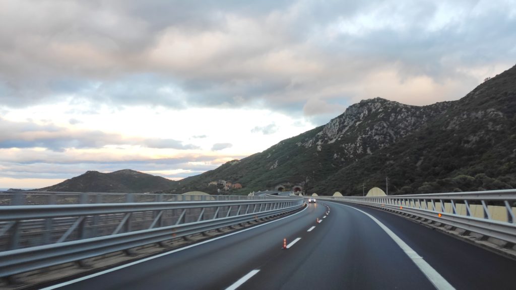 Dieser Straßenabschnitt zwischen Olbia und Budoni wurde gerade erst neu gemacht und ist daher zeitweise nur einspurig zu befahren