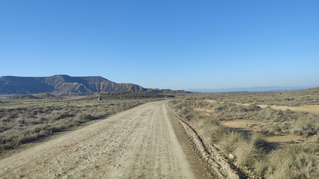 Off-Road-Strecken sind im Mietvertrag oft ausgeschlossen – da musst du selbst abwägen, ob du das Risiko eingehen möchtest