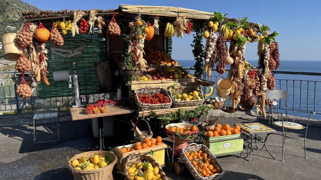 Obststände wie diesen gibt es an der Amalfiküste häufig