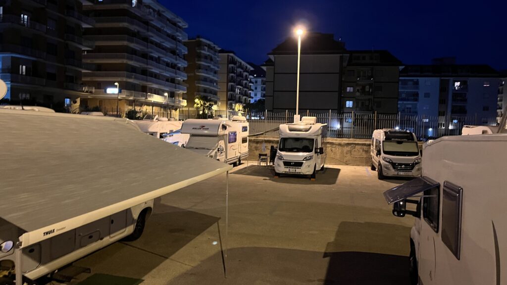 Günstiger WoMo-Stellplatz an der Amalfiküste: Salerno Camper Service