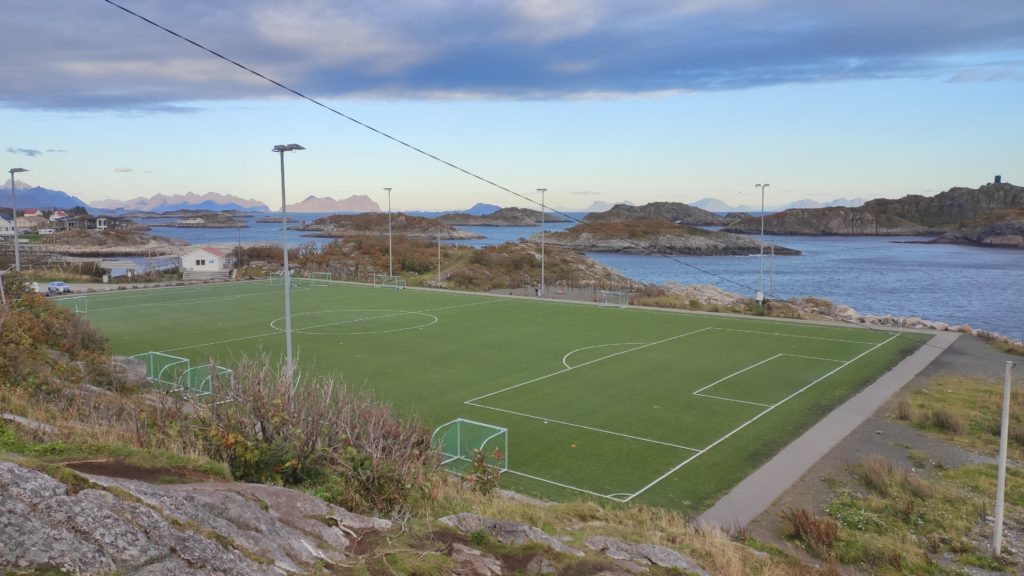 Fußball-Stadion in Henningsvær auf den Lofoten in Norwegen