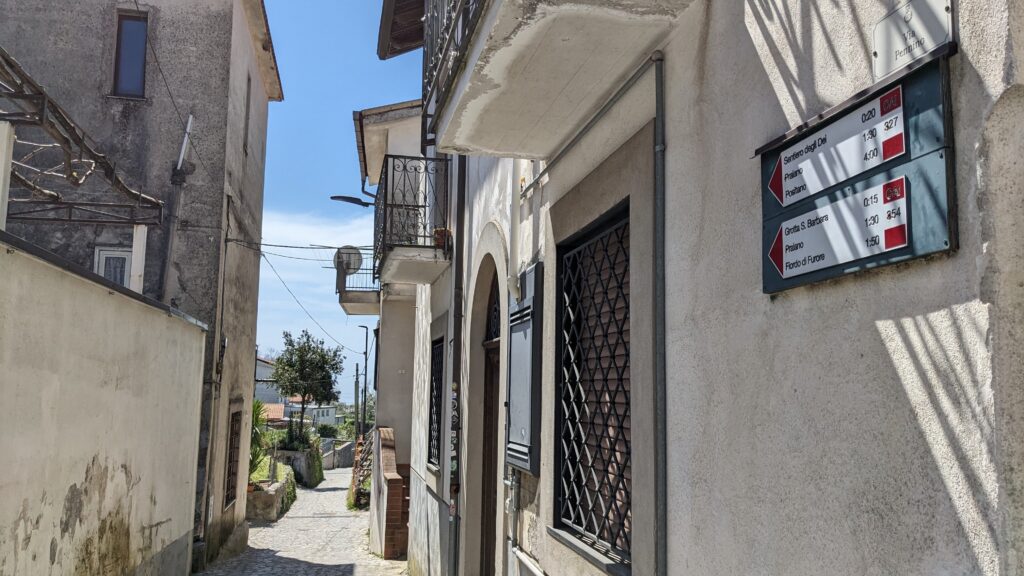 Beginn der Wanderung entlang des Sentiero degli Dei im Ort Bomerano