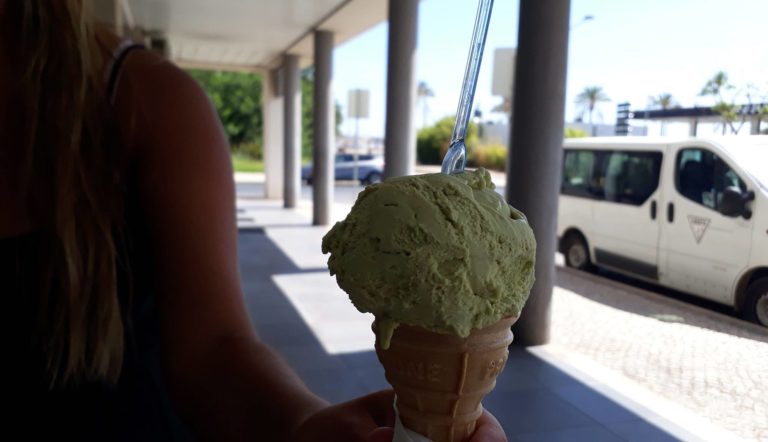 Veganes Pistazien-Eis in Portugal