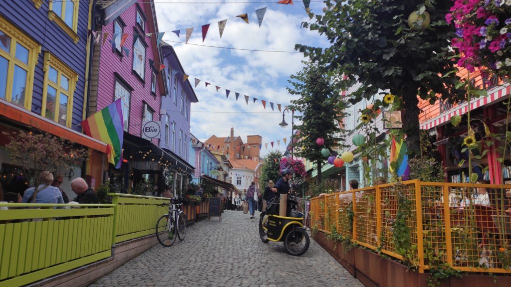 Die farbenfrohe Straße Øvre Holmegate oder Fargegaten im Zentrum von Stavanger 