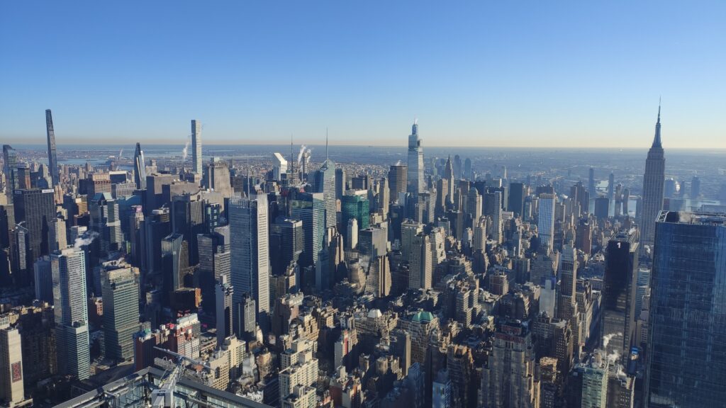 Von Edge kannst du vom Central Park (links) bis zum Empire State Building (rechts) schauen