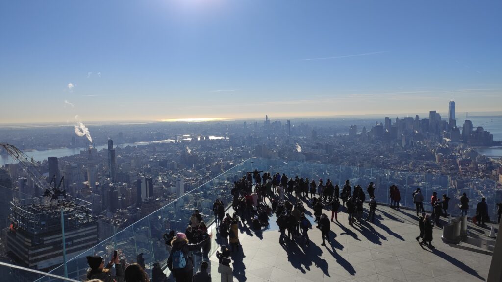 Die Aussichtsplattform von Edge ragt 24 Meter aus der Gebäudefassade des Hudson Yards Gebäude hinaus