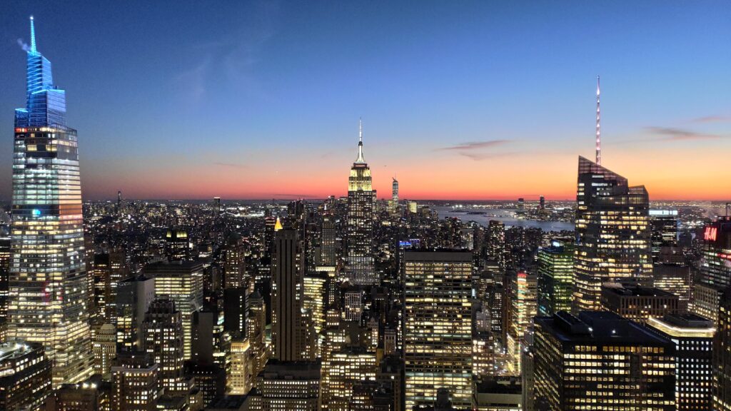 Blick auf Summit One Vanderbilt (links), das Empire State Building (mitte) und One World Observatory (mitte-rechts)