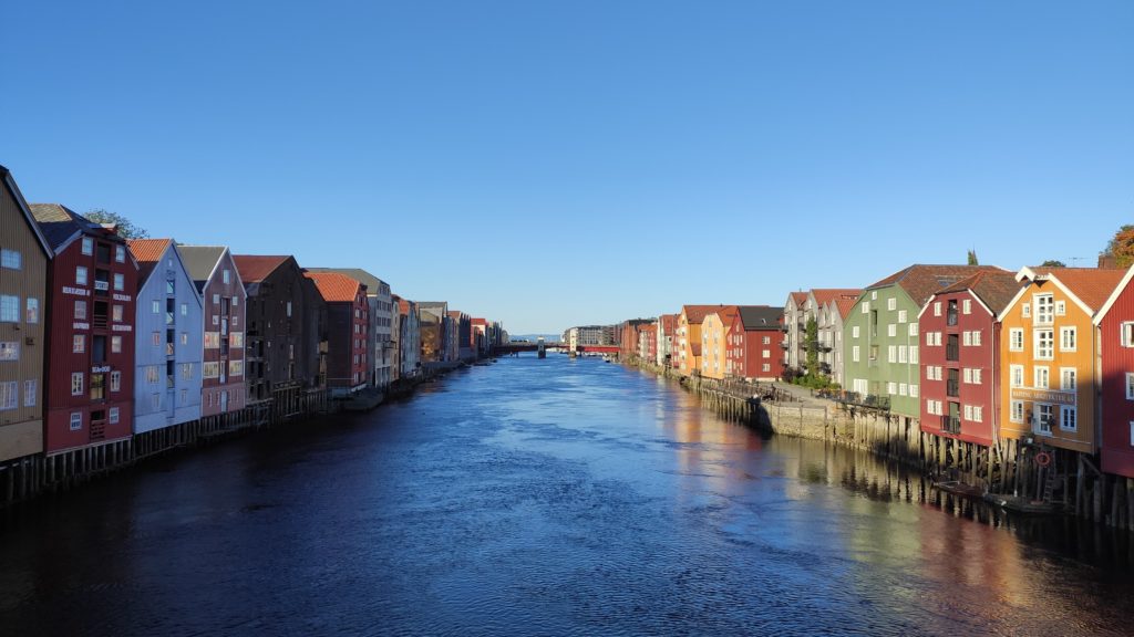 Blick auf die bunten Holzhäuser am Nidelva-Fluss von der Gamle Bybro in Trondheim