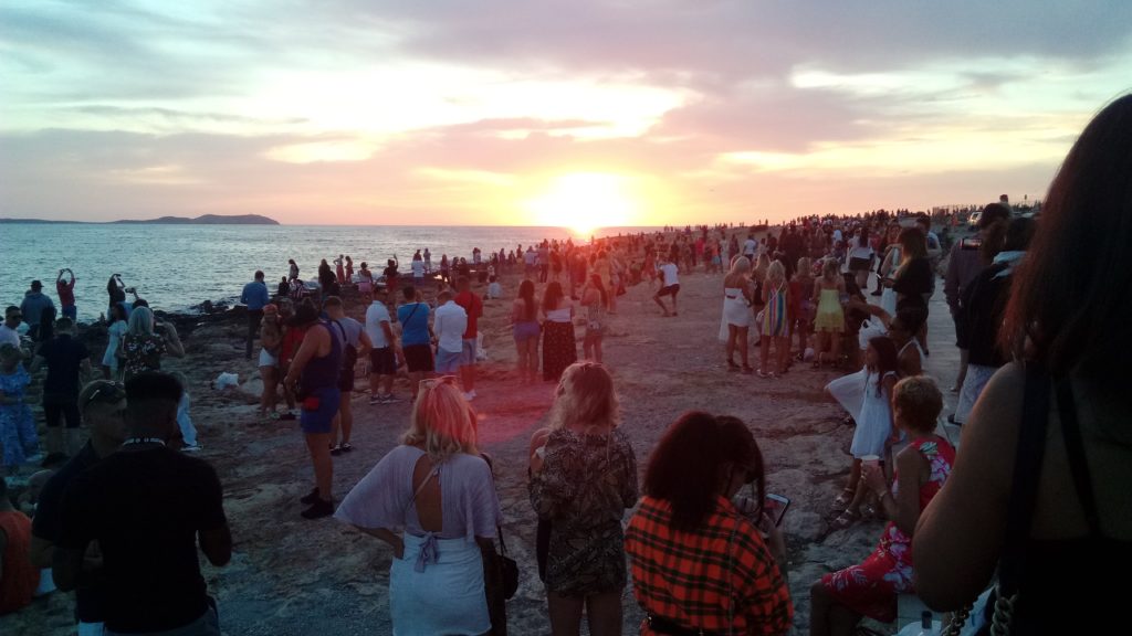 Bei Sonnenuntergang ist am Sunset Strip in Sant Antoni de Portmany einiges los