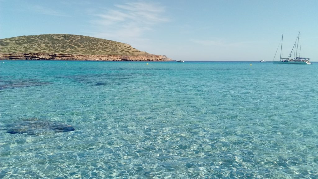 Glasklares Wasser auf Ibiza: Wer würde das nicht gerne reinspringen?