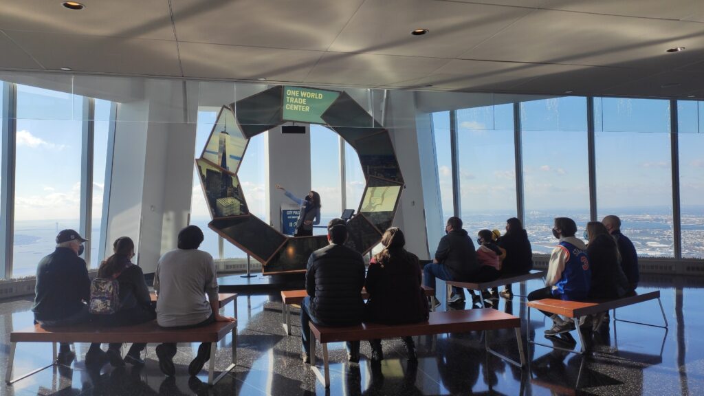 Multimediashow am Anfang vom Besuch des One World Observatory