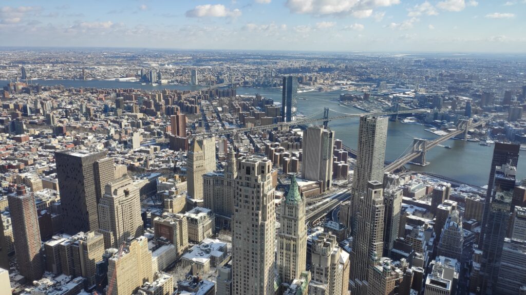 Blick vom One World Observatory auf Manhattan und Brooklyn