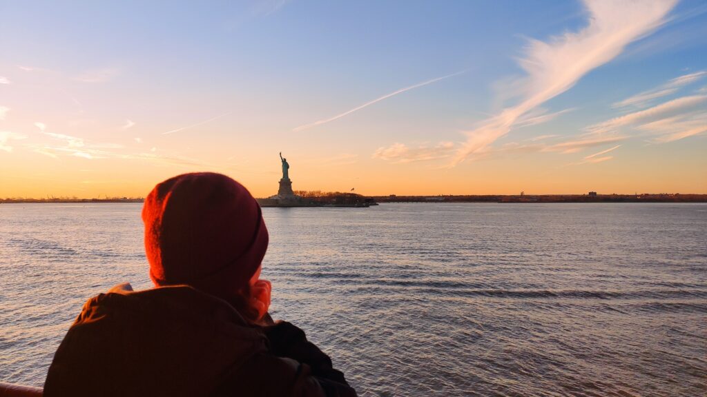 Von der Staten Island Ferry kannst du die Freiheitsstatue bewundern und das völlig kostenlos