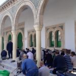 Tunesien: Allgemeine Infos & Tipps - ALLES, WAS DU WISSEN MUSST | Öffentlich betende Männer in El Djem