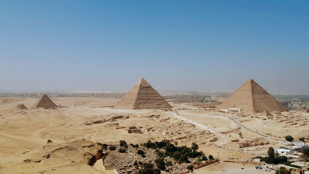 Die berühmten Pyramiden von Gizeh, unten rechts ist die Große Sphinx zu sehen