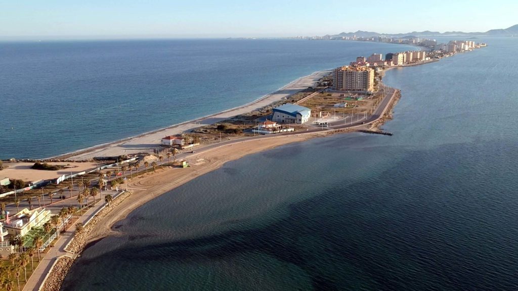 La Manga del Mar Menor von oben: links Mar Menor, rechts Mittelmeer