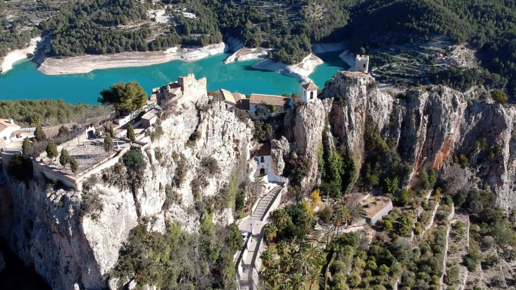 Hinter der steilen Felswand verbirgt sich der Stausee Presa de Guadalest