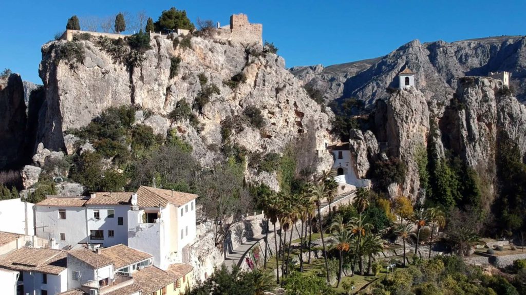 Guadalest: Weißes Dorf, grüne Palmen, graue Felsen