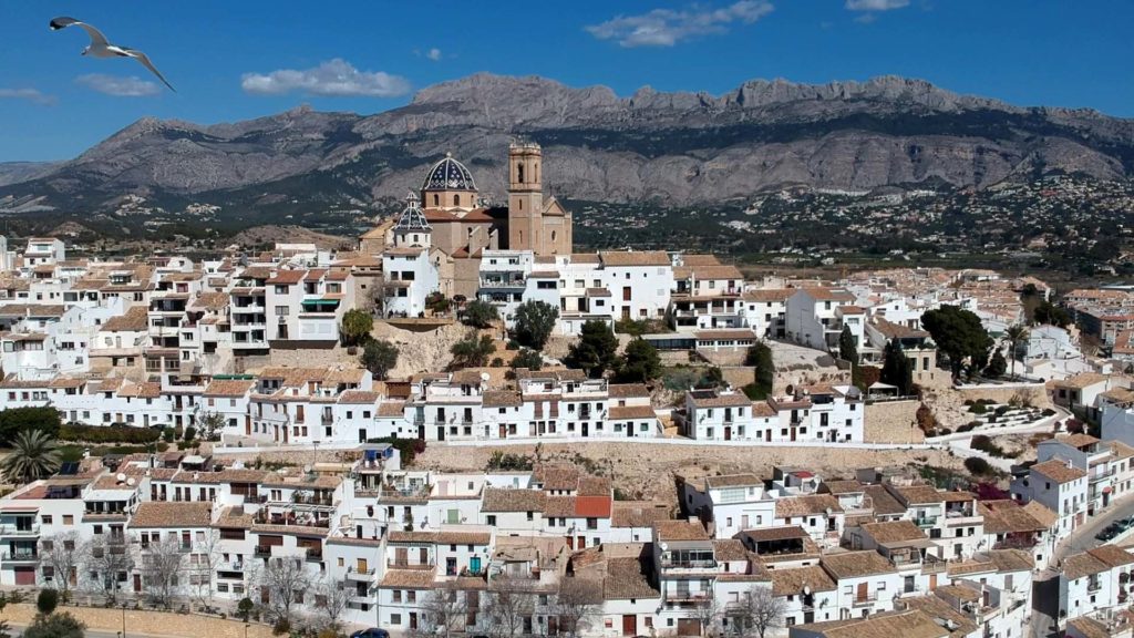 Die Kirche La Mare de Déu del Consol über der Altstadt von Altea