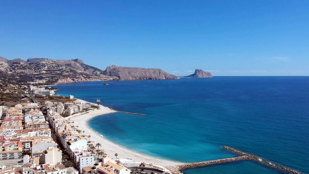 Strand von Altea: Von hier lässt sich bereits der Fels Penyal d’Ifac bei Calp sehen