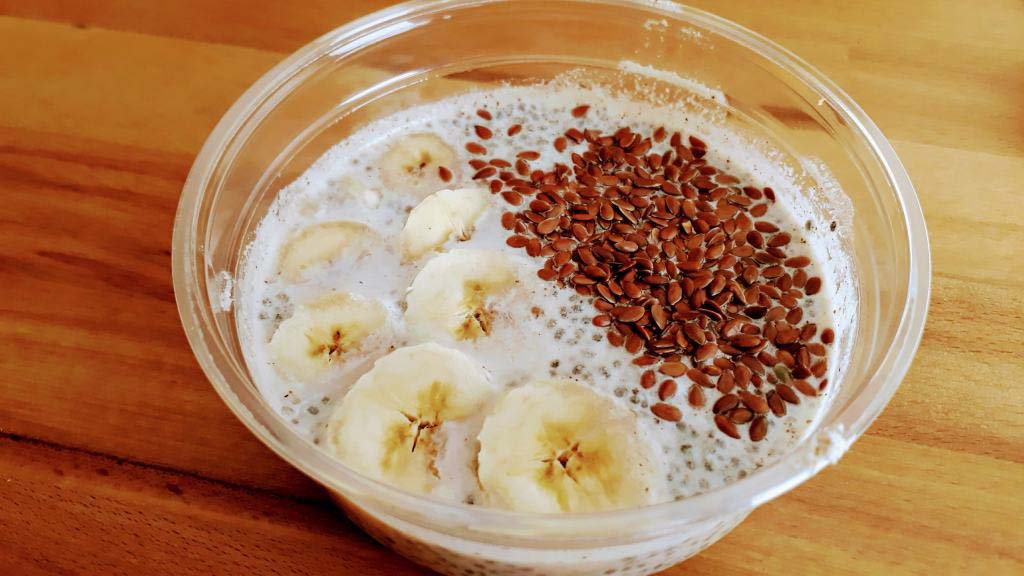 Chia pudding with banana and linseed