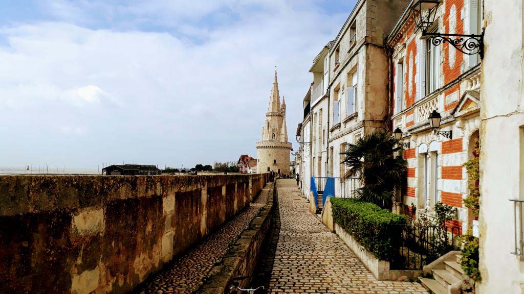 Tour de la Lanterne with fortification wall