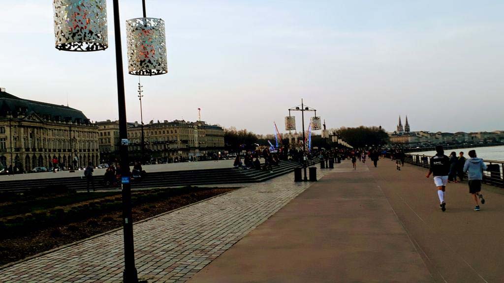 Promenade along the Garonne