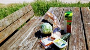 Lettuce, cucumber, orange juice, guacamole and vegan chorizo (everything from Alcampo)