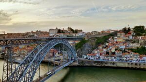 On the right: Funicular dos Guindais and Muralha Fernandina