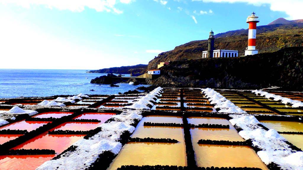 Faro de Fuencaliente with Salinas de Fuencaliente in the foreground