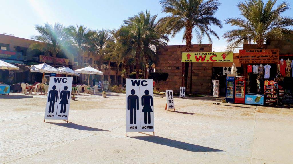 An attempt to make money: As many as five signs indicate the presence of toilets, but just a few meters further...