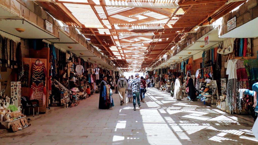 An Egyptian souk at the entrance of a sight: the sheer horror for those who do not want to be talked into buying something