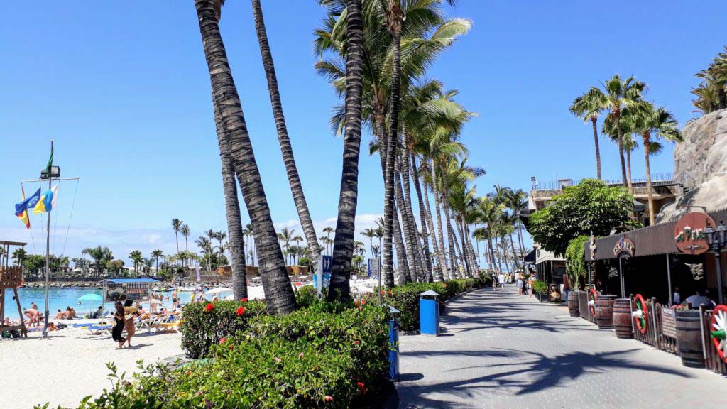 Promenade along the Playa de Anfi