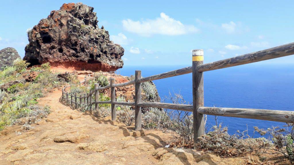 Easily recognizable by the white-yellow marking: Tenerife has lots of fantastic hiking routes