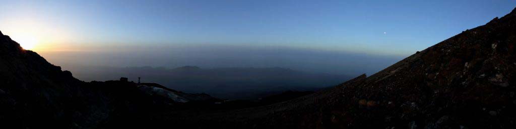 Transition from night to day: on the left sunrise, on the right the moon