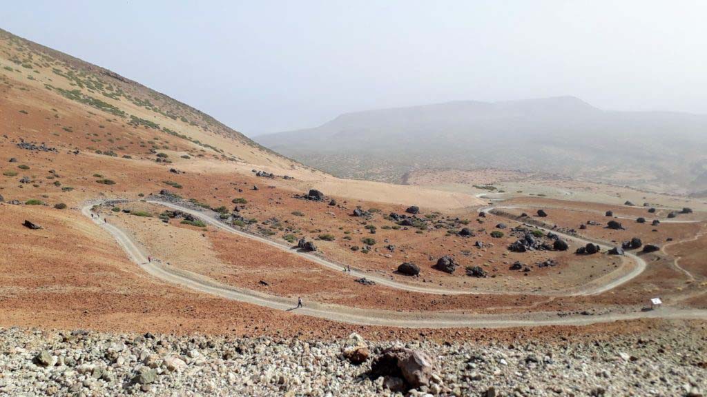 The initially relaxed beginning of Sendero 7 to Pico del Teide with the Huevos del Teide