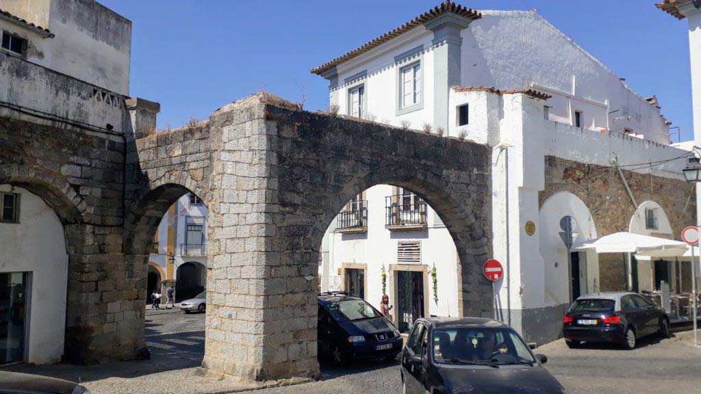 Integration of Aqueduto de Água de Prata into residential buildings