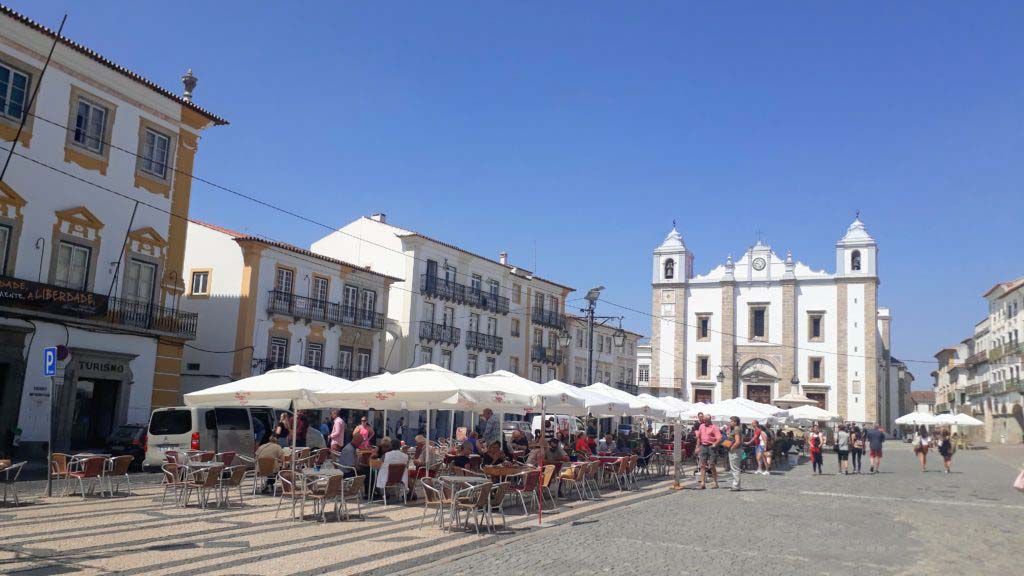 Giraldo square with Igreja de Santo Antão in Évora