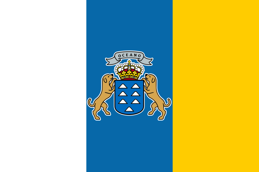 La bandera blanco-azul-amarillo de las Islas Canarias con su escudo de armas, en el que están representadas las siete islas principales